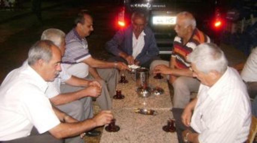 Esnaf Ve Sanatkarlar Kredi Kooperatifi B&ouml;lge Başkanı İsmet Bayram, S&uuml;rg&uuml;'de Vatandaşlarla &Ccedil;ay İ&ccedil;ip Sohbet Etti