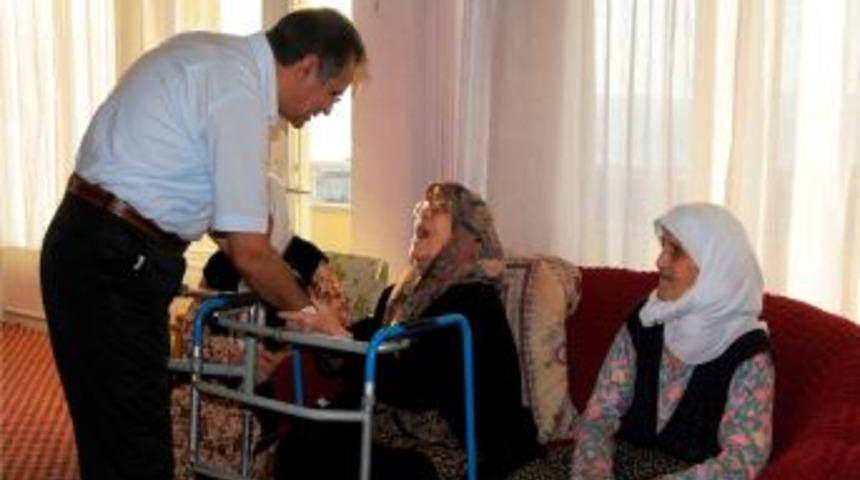 Vali Tapsız'ın Huzurevi Sakinleriyle Vedalaşması Duygulandırdı