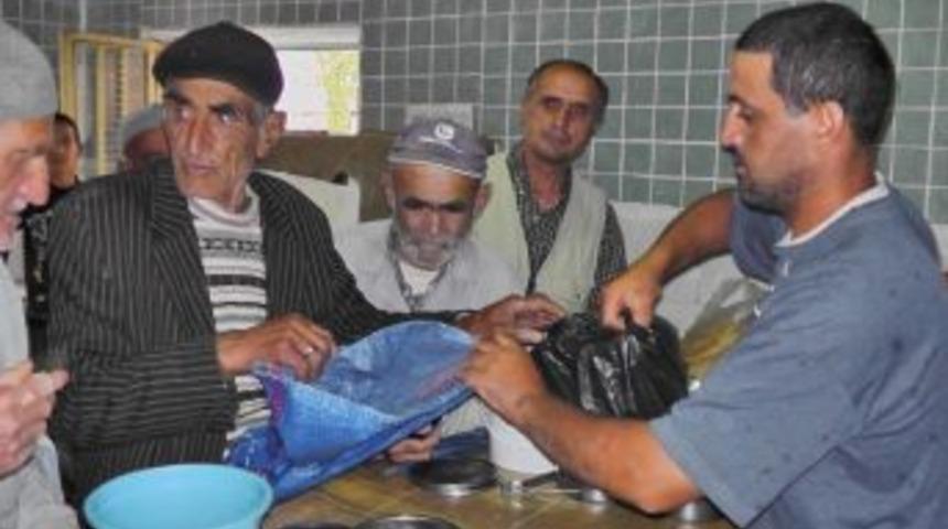 Ribat Aşevi İftar Yemeğini İhtiya&ccedil; Sahibinin Ayağına G&ouml;t&uuml;r&uuml;yor