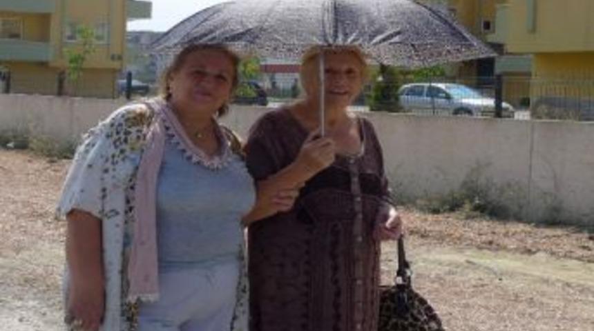 Bursalılar Sıcaktan Şemsiye A&ccedil;tılar