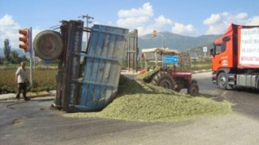 Trakt&ouml;r&uuml;n R&ouml;morku Yol Ortasında Şaha Kalktı
