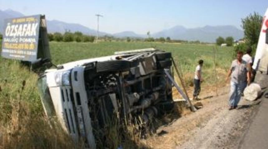 Kamyon Devrildi: 1 Yaralı
