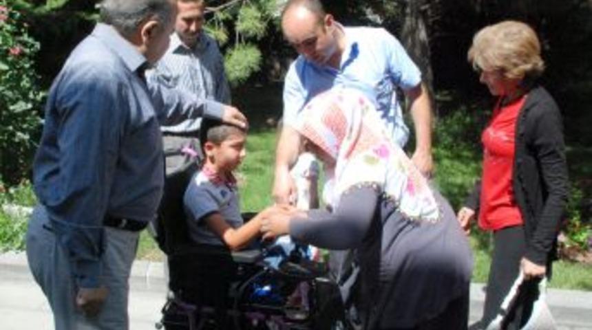 Cam Kemik Hastası Uğurcan, Ak&uuml;l&uuml; Arabasına Kavuştu