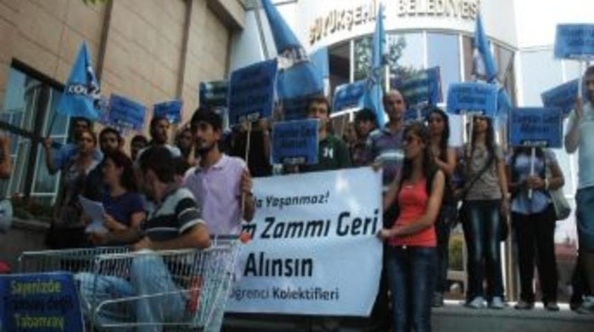 &Uuml;niversite &Ouml;ğrencileri, Alışveriş Arabalarıyla Ulaşım Zammını Protesto Etti