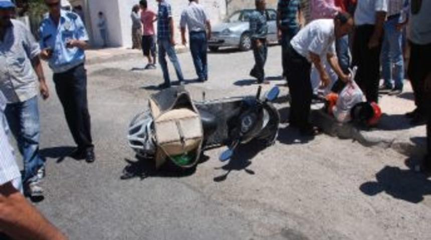 Besni&rsquo;de Ehliyetsiz S&uuml;r&uuml;c&uuml;ler &Ccedil;arpıştı: 2 Yaralı