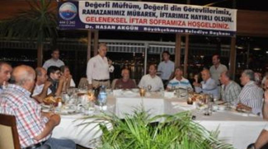 Akg&uuml;n&rsquo;den imamlara iftar