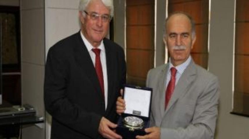 İsvi&ccedil;re B&uuml;y&uuml;kel&ccedil;isi Kunz Vali Harput'u Ziyaret Etti