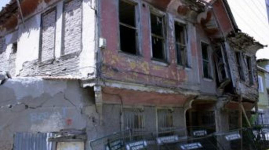 Tarihi Bina Sahiplerini Bekliyor