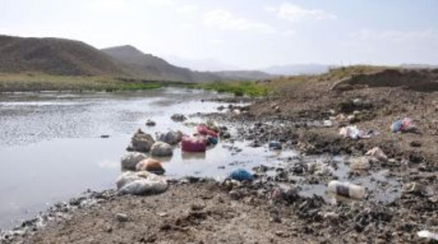 Y&uuml;ksekova&rsquo;da &Ccedil;&ouml;plerin Dere Yataklarına Atılması