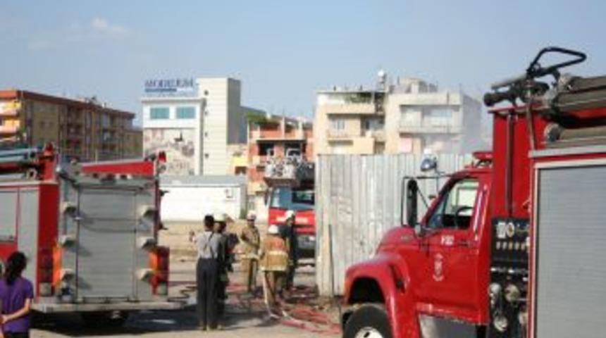 Yediemin Ara&ccedil; Deposunda Yangın &Ccedil;ıktı