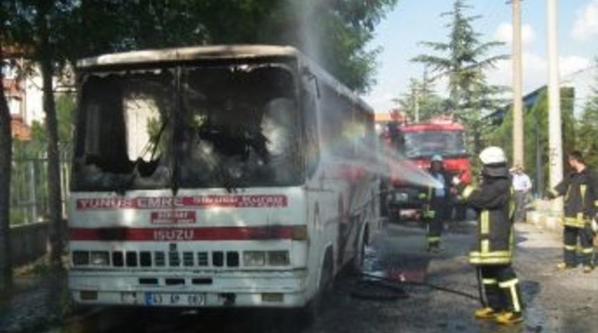 Park Halindeki Otob&uuml;s Alev Alev Yandı