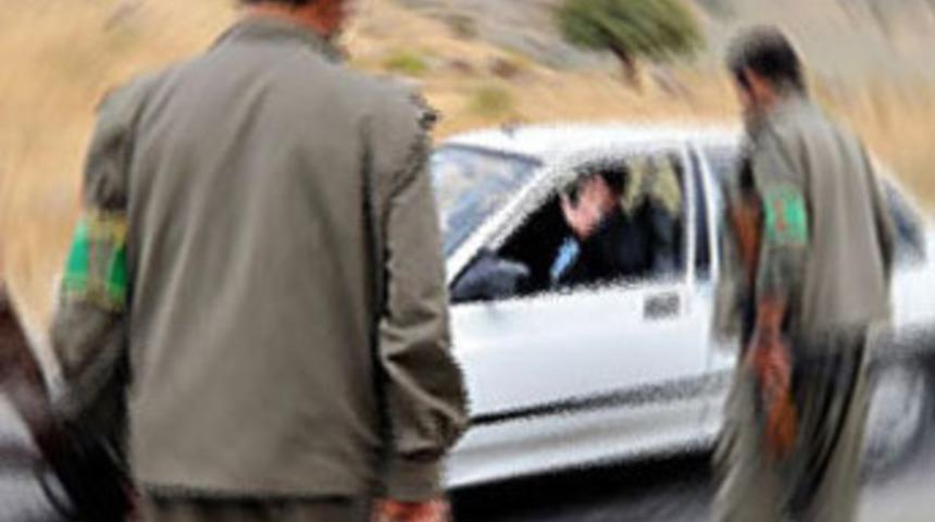 Yol kesen PKK'lılar 3 askeri ka&ccedil;ırdı