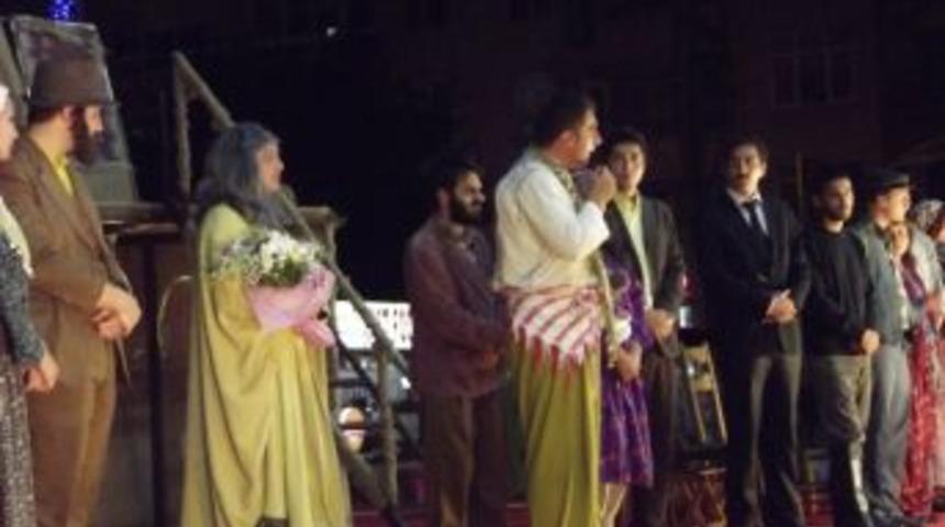 Şark&ouml;y&rsquo;de A&ccedil;ık Hava Tiyatrosu Sahnelendi