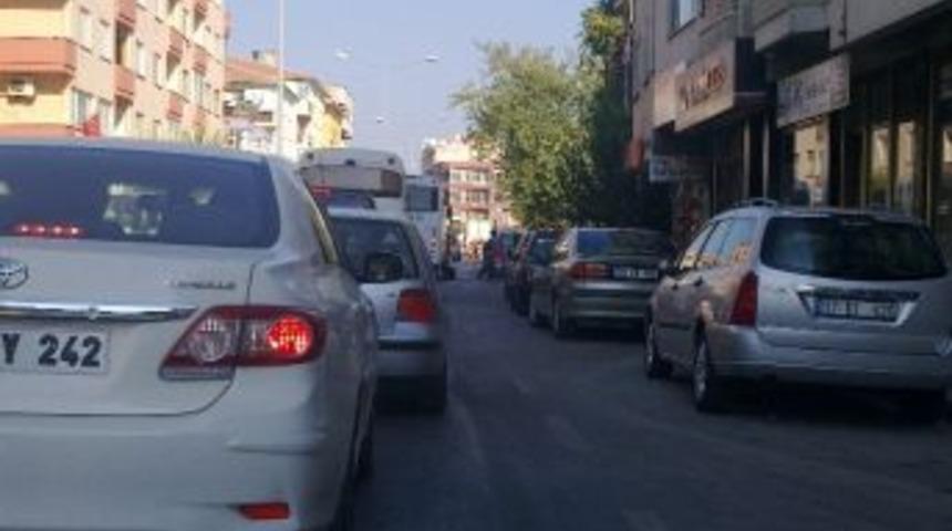 &Ccedil;anakkale'de Yol &Ccedil;alışması Trafiği Kilitledi