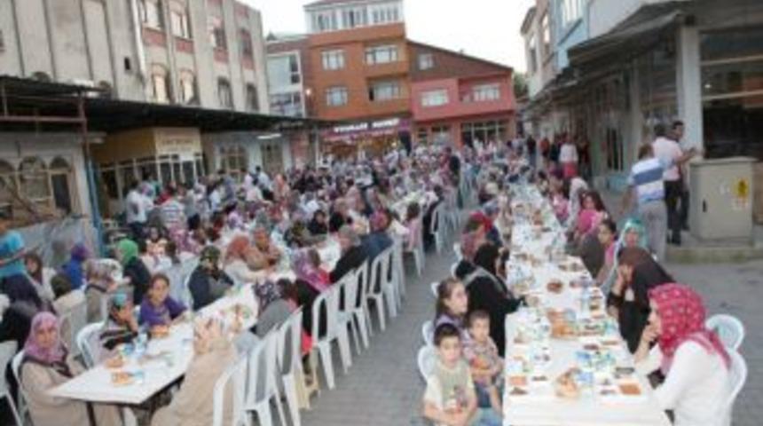 Geyve&rsquo;de 6 Bin Kişilik Iftar Sofrası Kuruldu
