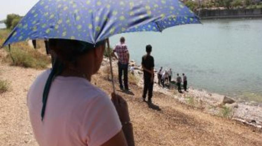 Cesedin &Ccedil;ıkartılmasını Şemsiye İle İzledi