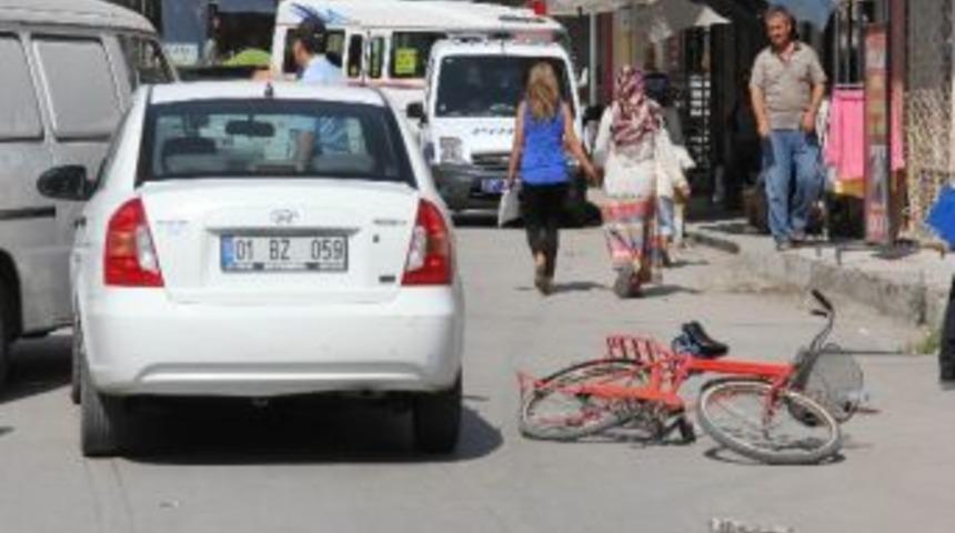 Bisikletiyle Emniyet M&uuml;d&uuml;r Yardımcısının Aracına &Ccedil;arptı