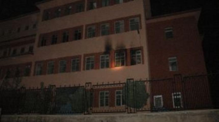 Van'da Bir İlk&ouml;ğretim Okulu Kundaklandı