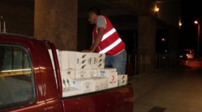 Urla Kızılay Şubesi Roman Vatandaşlara Erzak Dağıttı