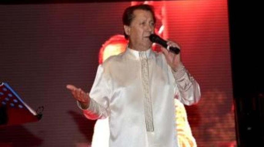 Ahmet &Ouml;zhan Osmaniye'de Sahne Alacak