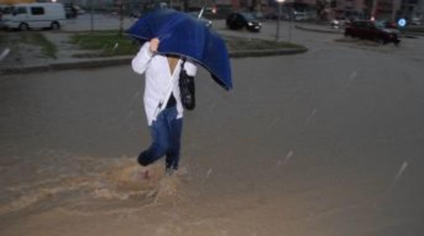 Samsun&rsquo;da Sel Hayatı Fel&ccedil; Etti