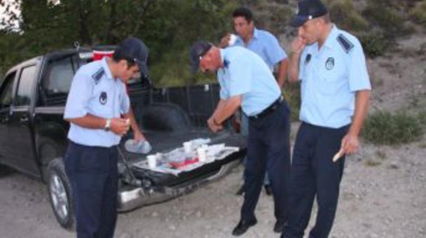 &Ouml;nce Ramazan Topunu Patlatıyorlar, Sonra Kamyonette Iftarlarını A&ccedil;ıyorlar