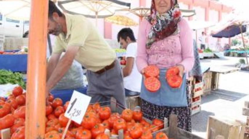 Sincan'da Kurulan Organik Pazara Vatandaşlar Yoğun Ilgi G&ouml;steriyor