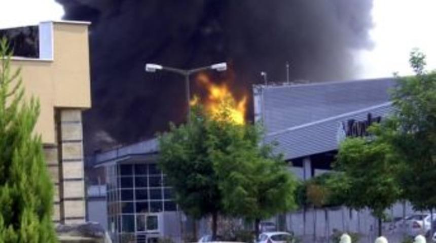 Tuzla&rsquo;da Boya Fabrikasında Yangın