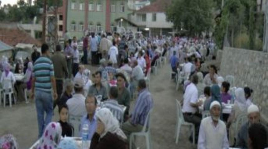 Ak Parti Kara&ccedil;ulha&rsquo;da İftar Sofrası Kurdu