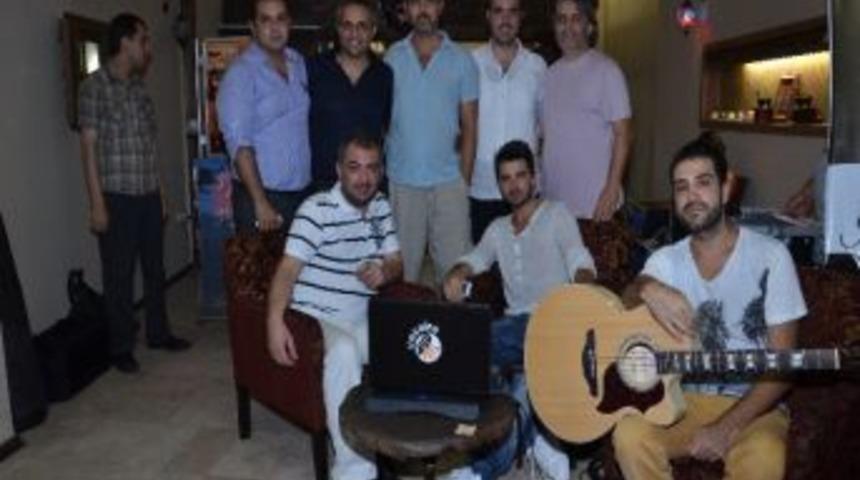 Şarkıcı G&ouml;khan Akar, İzmir'de G&ouml;n&uuml;l Kahvesi'nde Dinleyicileriyle Buluştu