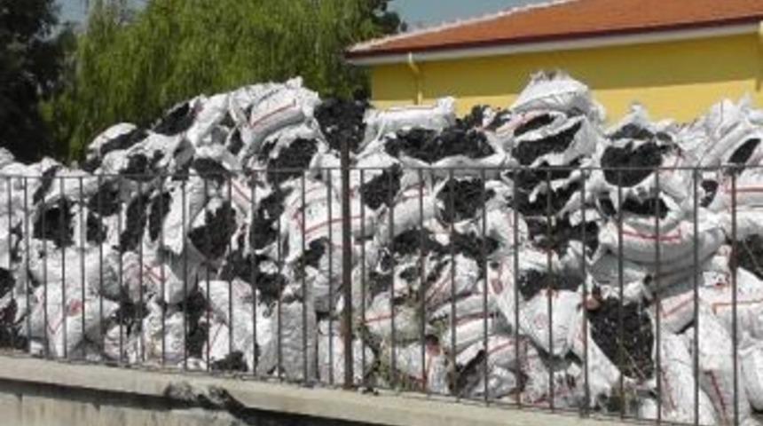 Fakirlere Dağıtılacak K&ouml;m&uuml;rlerin Torbaları Dağıldı