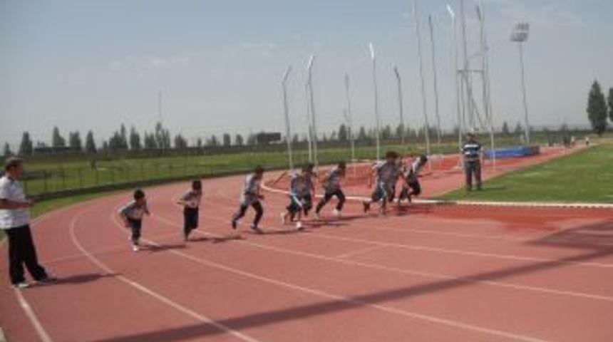 Fedekar &Ouml;ğretmen &Ouml;ğrencileri I&ccedil;in Tatilini Yarıda Kesti