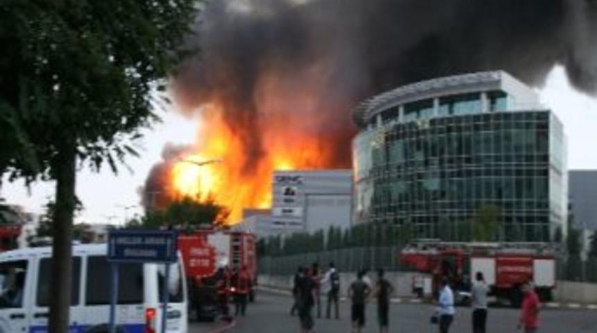 Boya Fabrikasındaki Yangın R&ouml;gar Kapaklarını Patlattı