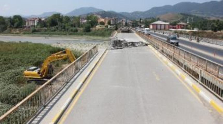 15 Kişiye Mezar Olan K&ouml;pr&uuml; Yıkılmaya Başlandı