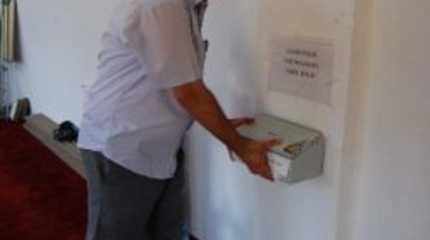 Camiden Yardım Kutusunu &Ccedil;almaya &Ccedil;alıştılar