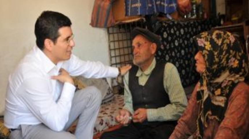 T&uuml;t&uuml;nc&uuml; Yaşlı &Ccedil;ifti Ziyaret Etti