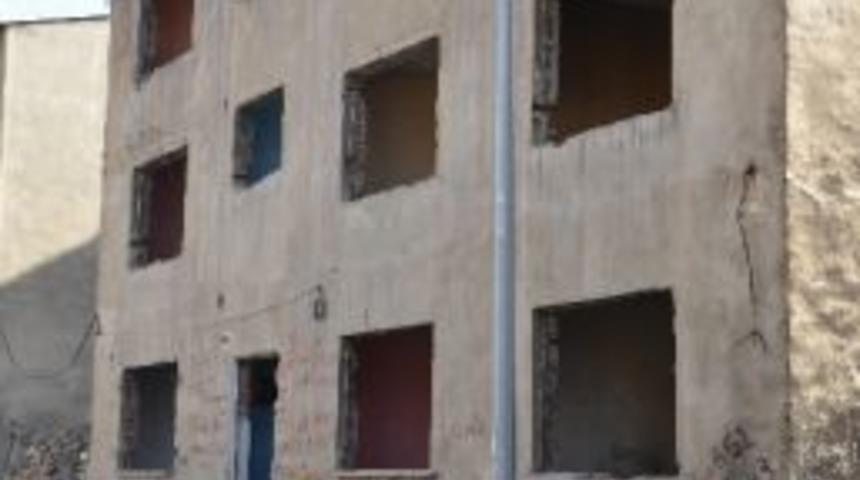 Boş Apartman Tinercilerin Yuvası Oldu