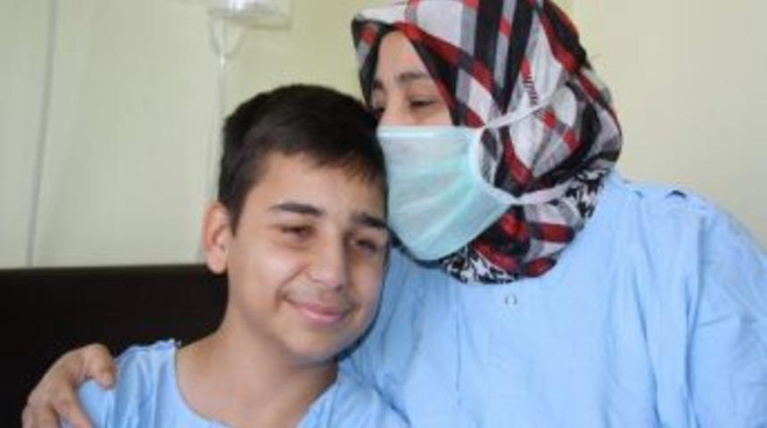 Fedakar Baba Oğluna B&ouml;breğini Verdi