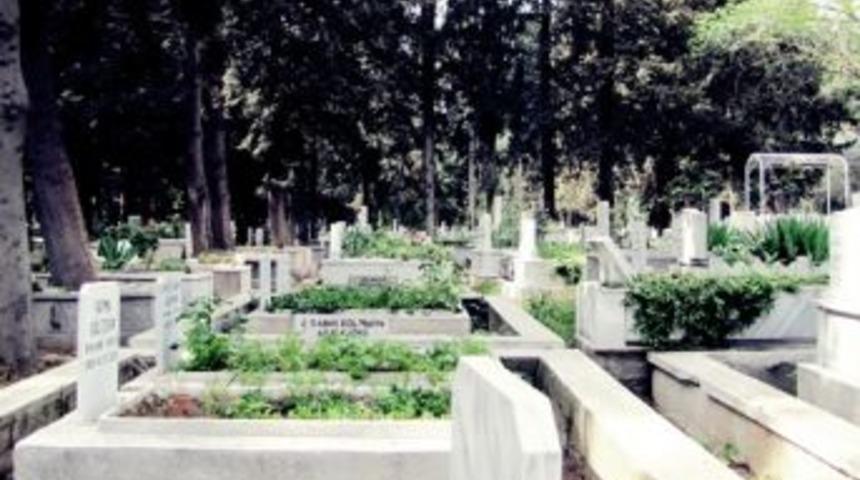 Mezarlık ağlıyor