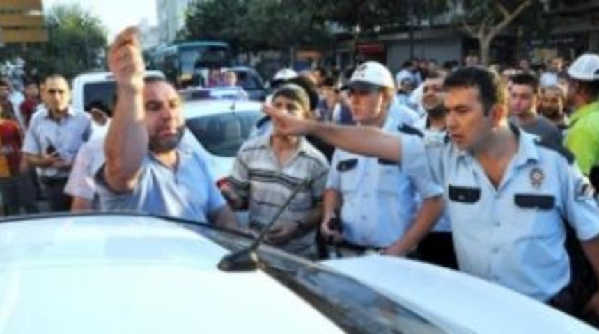 Polis ile S&uuml;r&uuml;c&uuml; arasında arbede