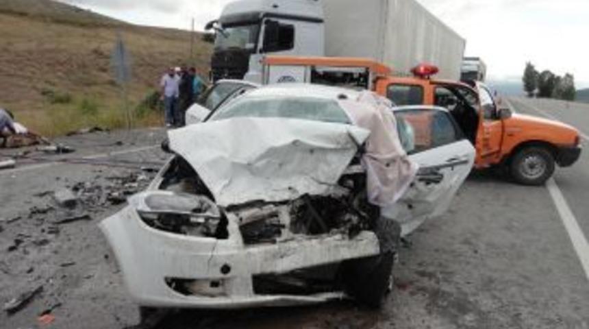Erzincan&rsquo;da Trafik Kazası: 2 &Ouml;l&uuml; 1 Yaralı