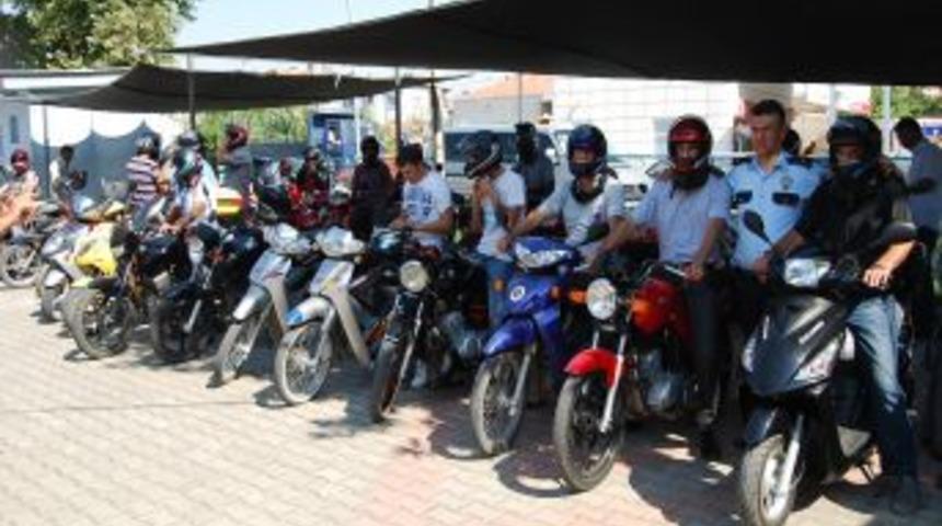 Sındırgı'da Motosiklet S&uuml;r&uuml;c&uuml;lerine Kask Dağıtıldı