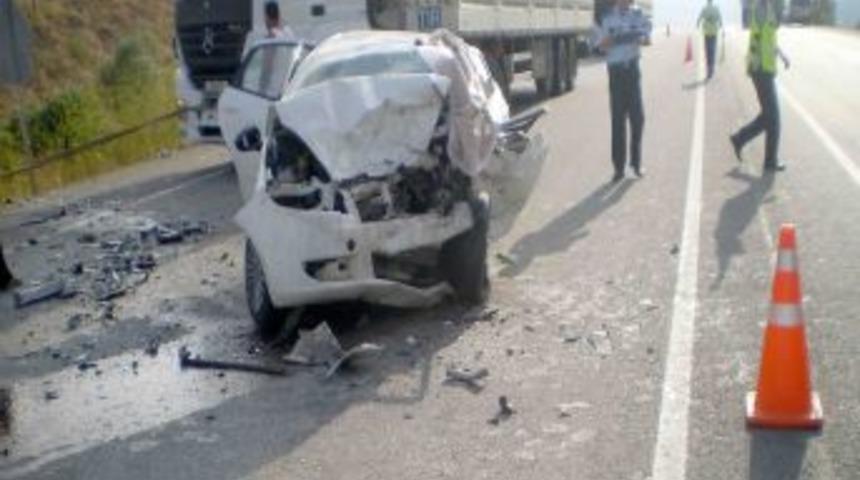 Erzincan'da Trafik Kazası: 2 &Ouml;l&uuml;, 1 Ağır Yaralı