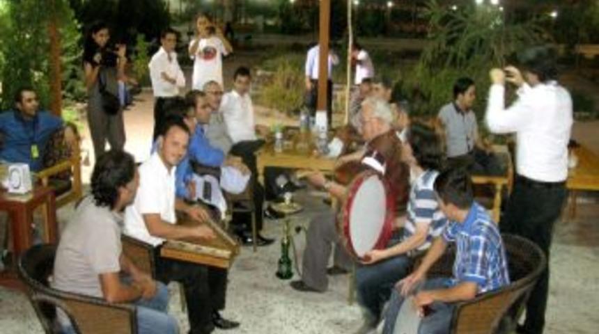 Arabanlılar Sıra Gecesinde Stres Attı