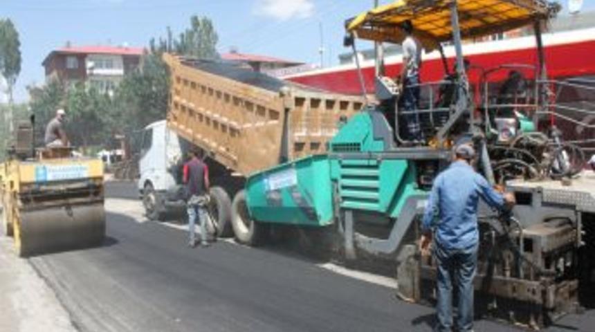 Paland&ouml;ken Belediyesi Yol Asfaltlama &Ccedil;alışmalarını S&uuml;rd&uuml;r&uuml;yor