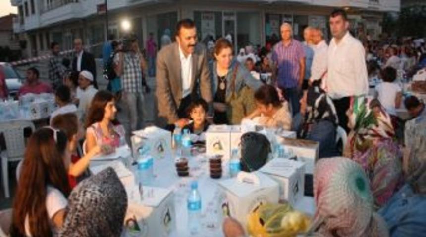 D&uuml;zce Belediyesi Mahalle İftarları S&uuml;r&uuml;yor