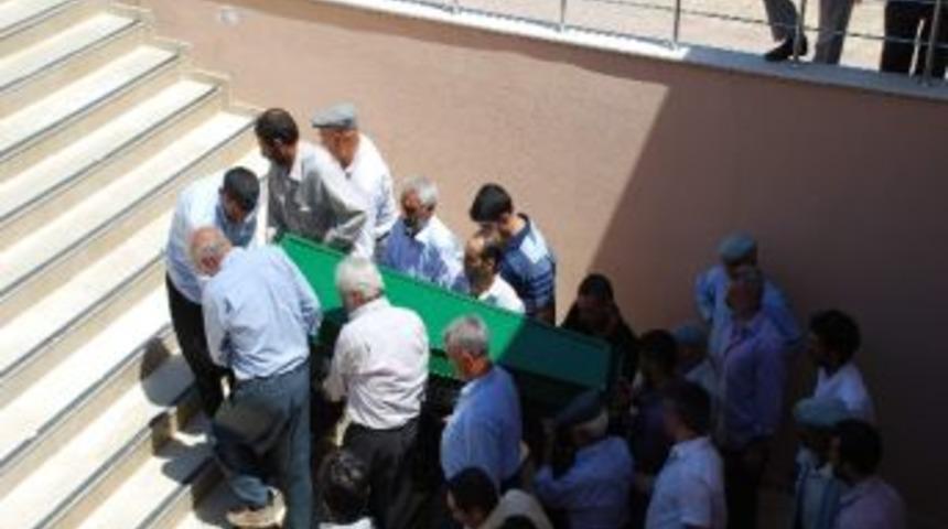 Annesini Bı&ccedil;aklayarak &Ouml;ld&uuml;rd&uuml;