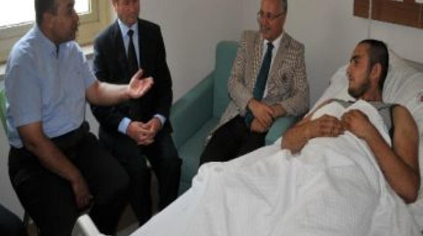 Vali Daş&ouml;z, Yaralı Er Mustafa&rsquo;yı Hastanede Ziyaret Etti