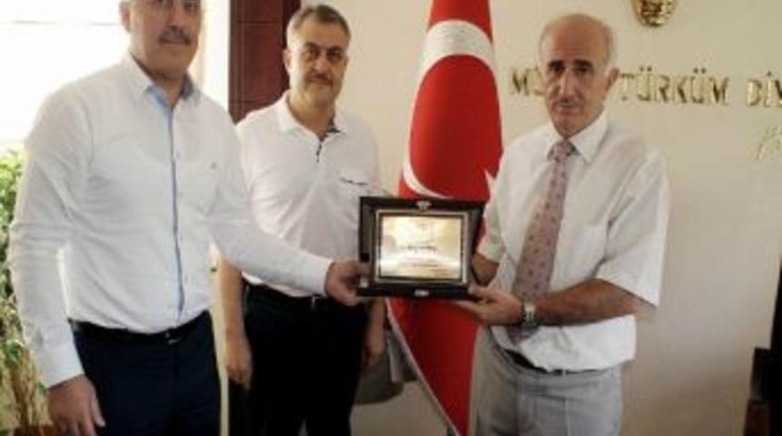 Kiad Tarafından Vali Odabaş'a Plaket Verildi