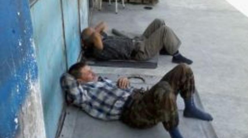 Ağa&ccedil; G&ouml;lgesinde İftar Saatini Bekliyorlar